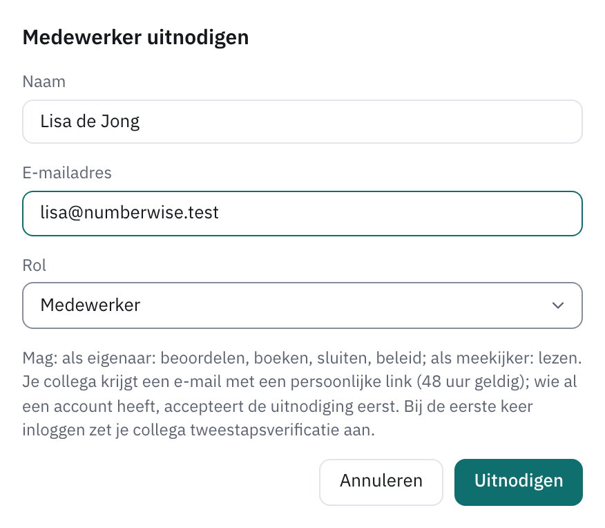 Venster Medewerker uitnodigen met naam, e-mailadres en de rol Medewerker
