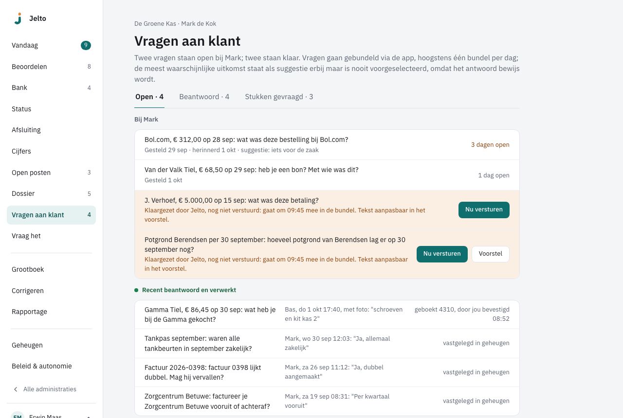 Vragen aan klant, tab Open, met twee open vragen en twee die klaarstaan met Nu versturen