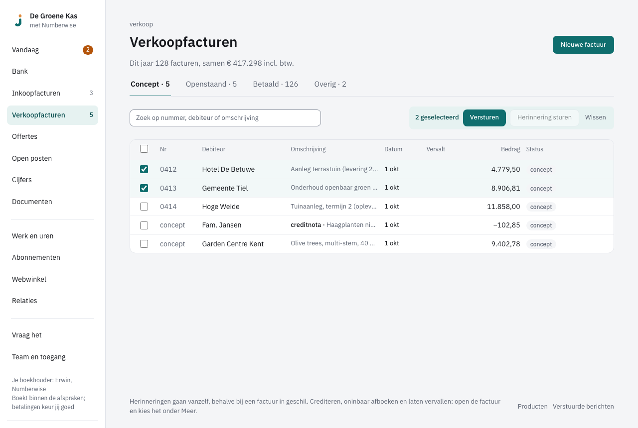 Concepten met twee aangevinkte facturen en boven de lijst de balk met 2 geselecteerd en Versturen