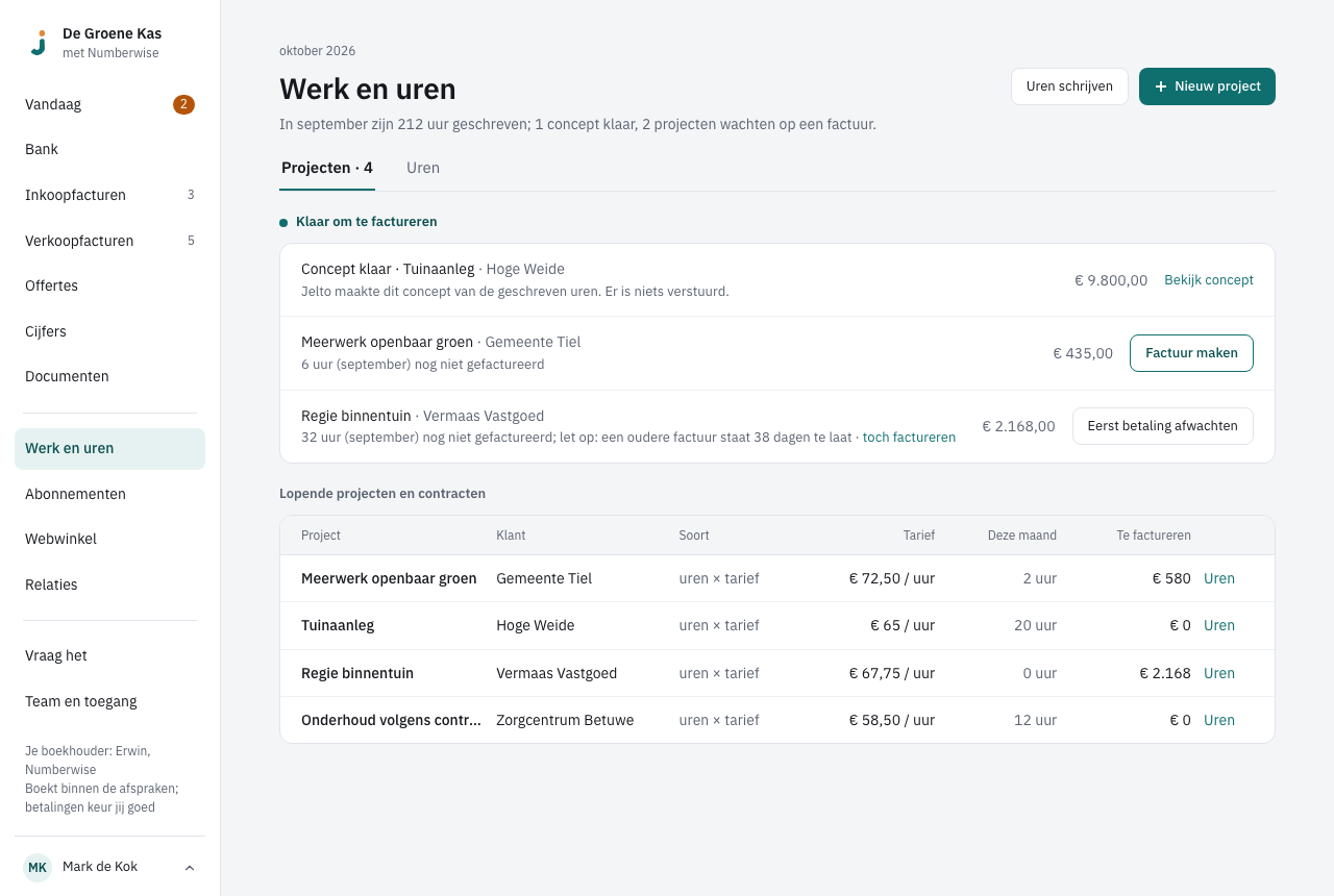 Werk met bovenaan Klaar om te factureren: een concept dat klaarstaat en projecten met uren in een afgelopen periode